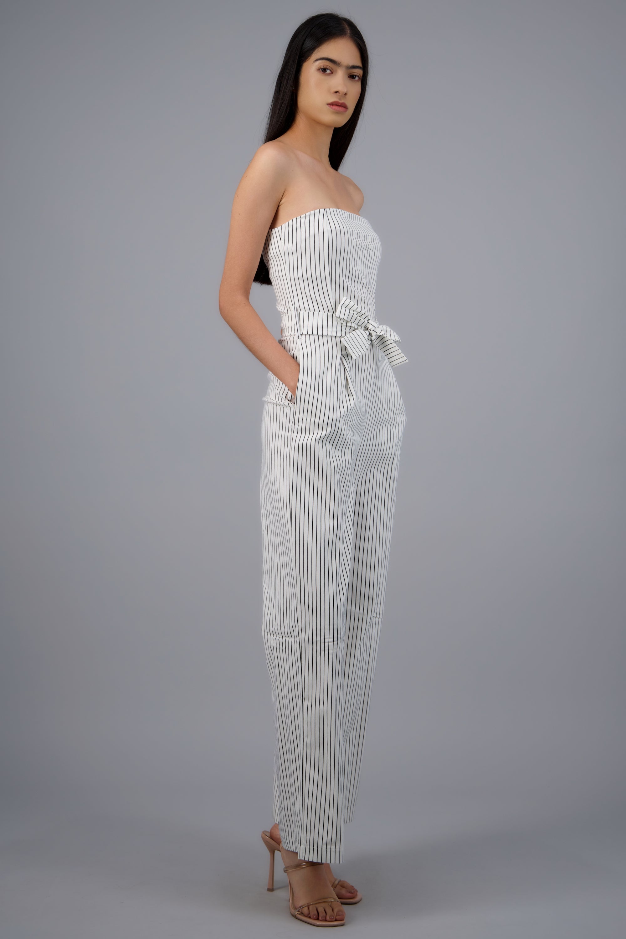 Combinaison rayée avec nœud décoratif