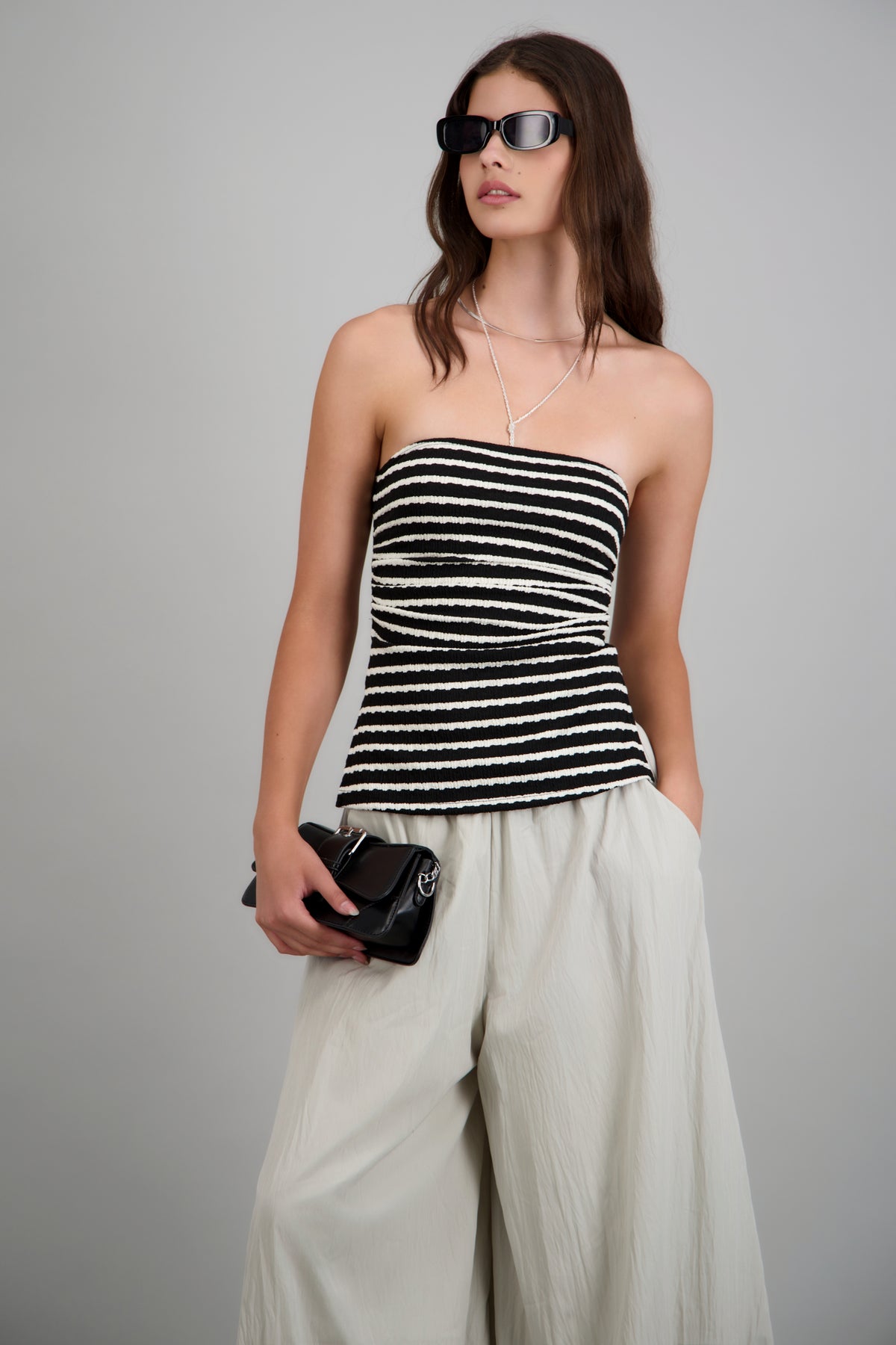 BLACK/WHITE
