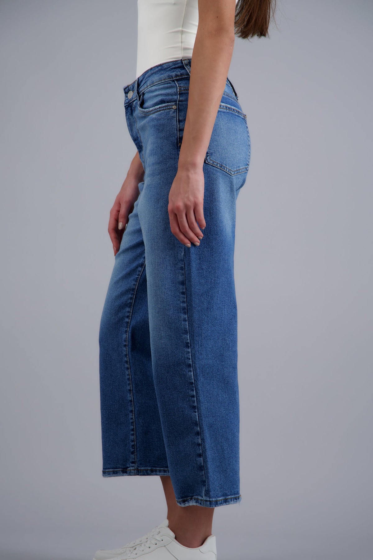 MEDIUM WASH