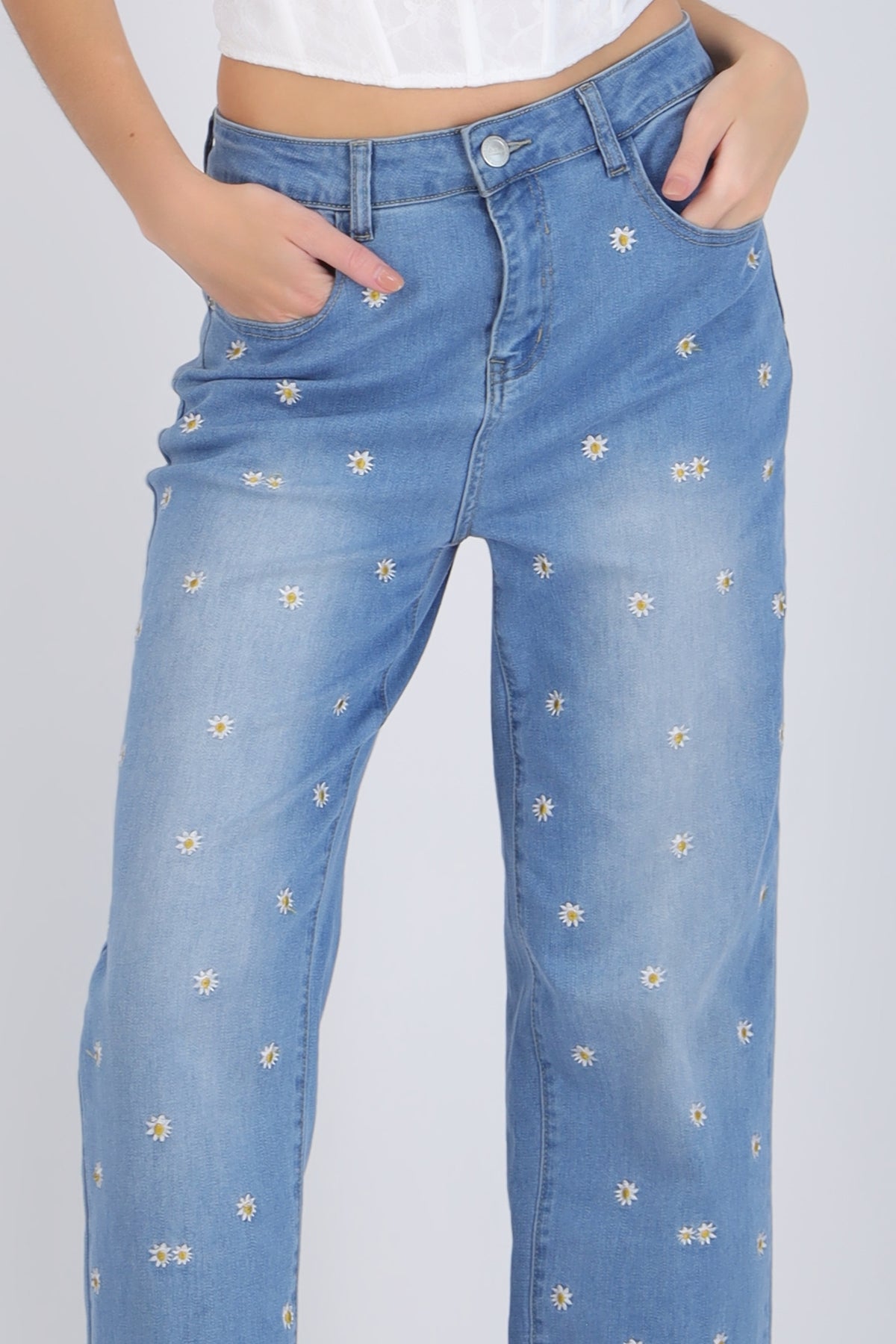 Straight jeans with mini embroidered flowers
