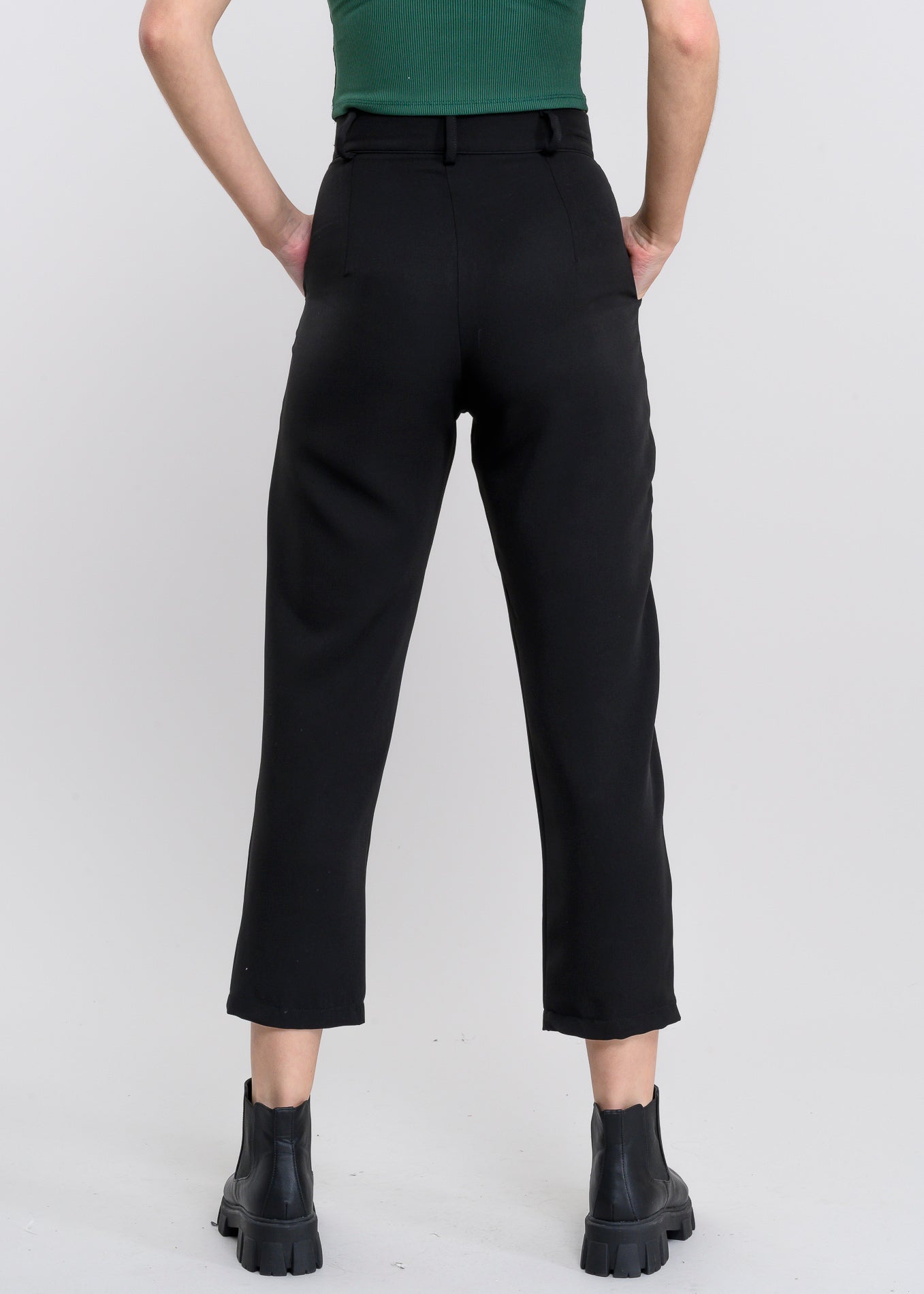 Highwaisted capri pant with pockets BLACK