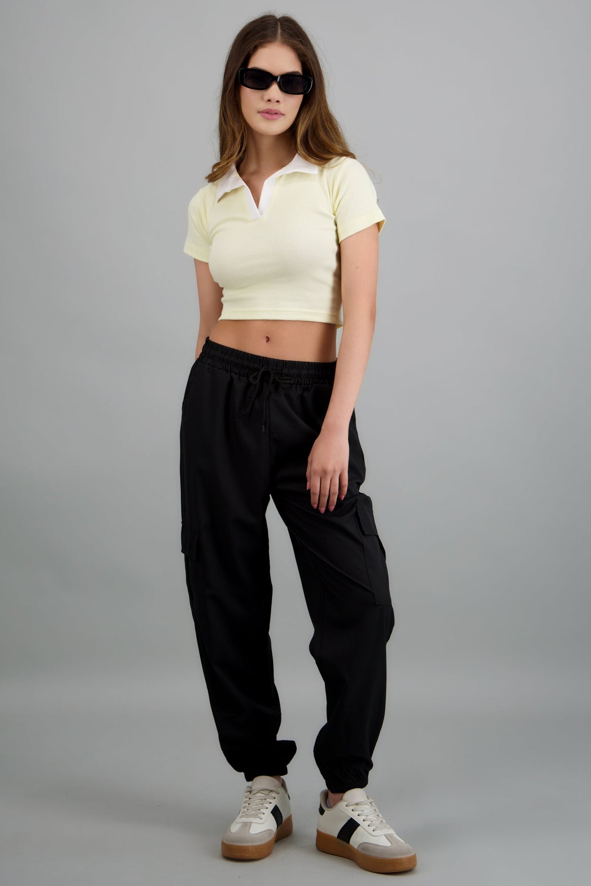 Pantalones cargo lisos con bolsillos