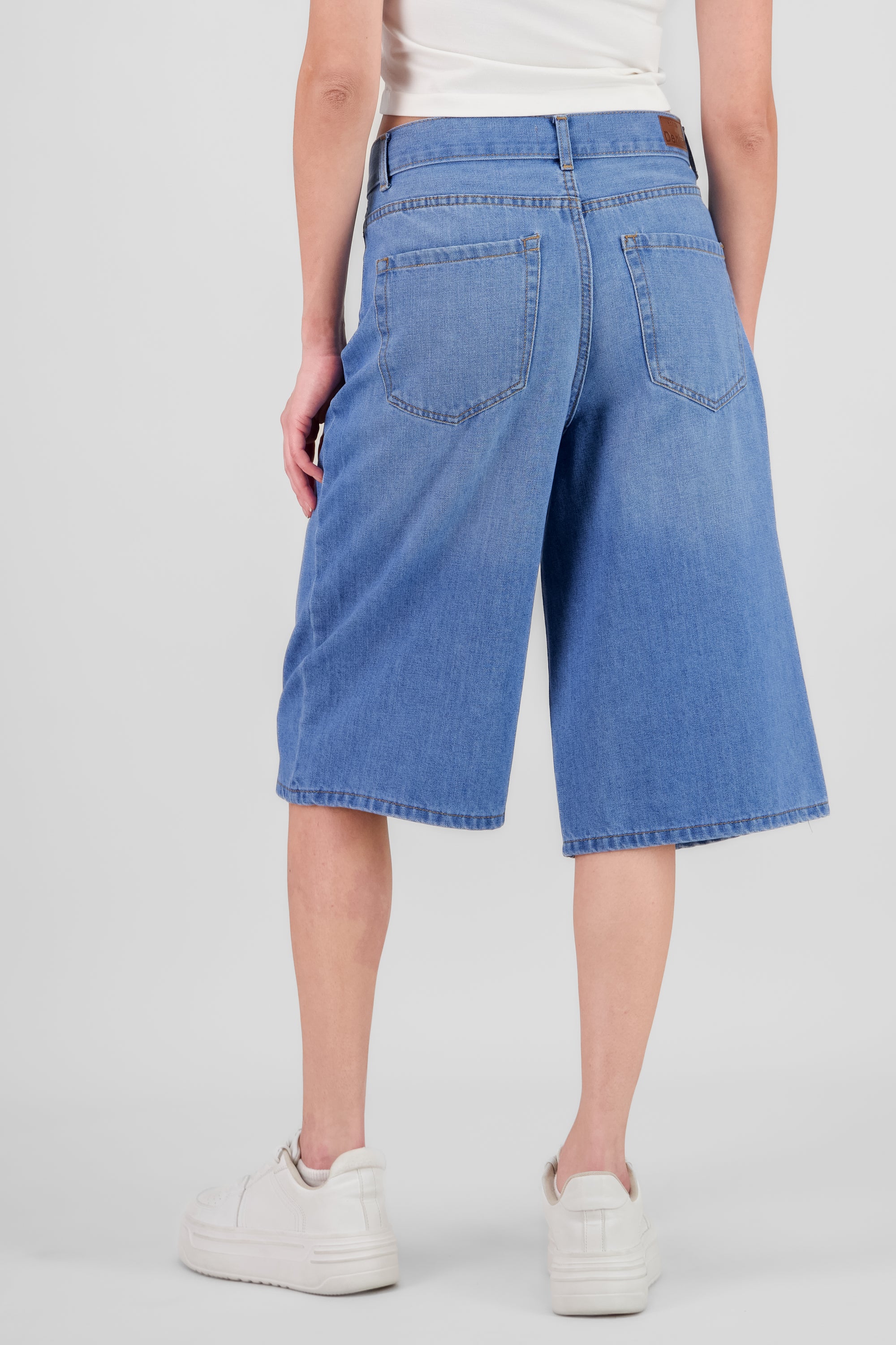 Wide Mid Rise Shorts MEDIUM WASH