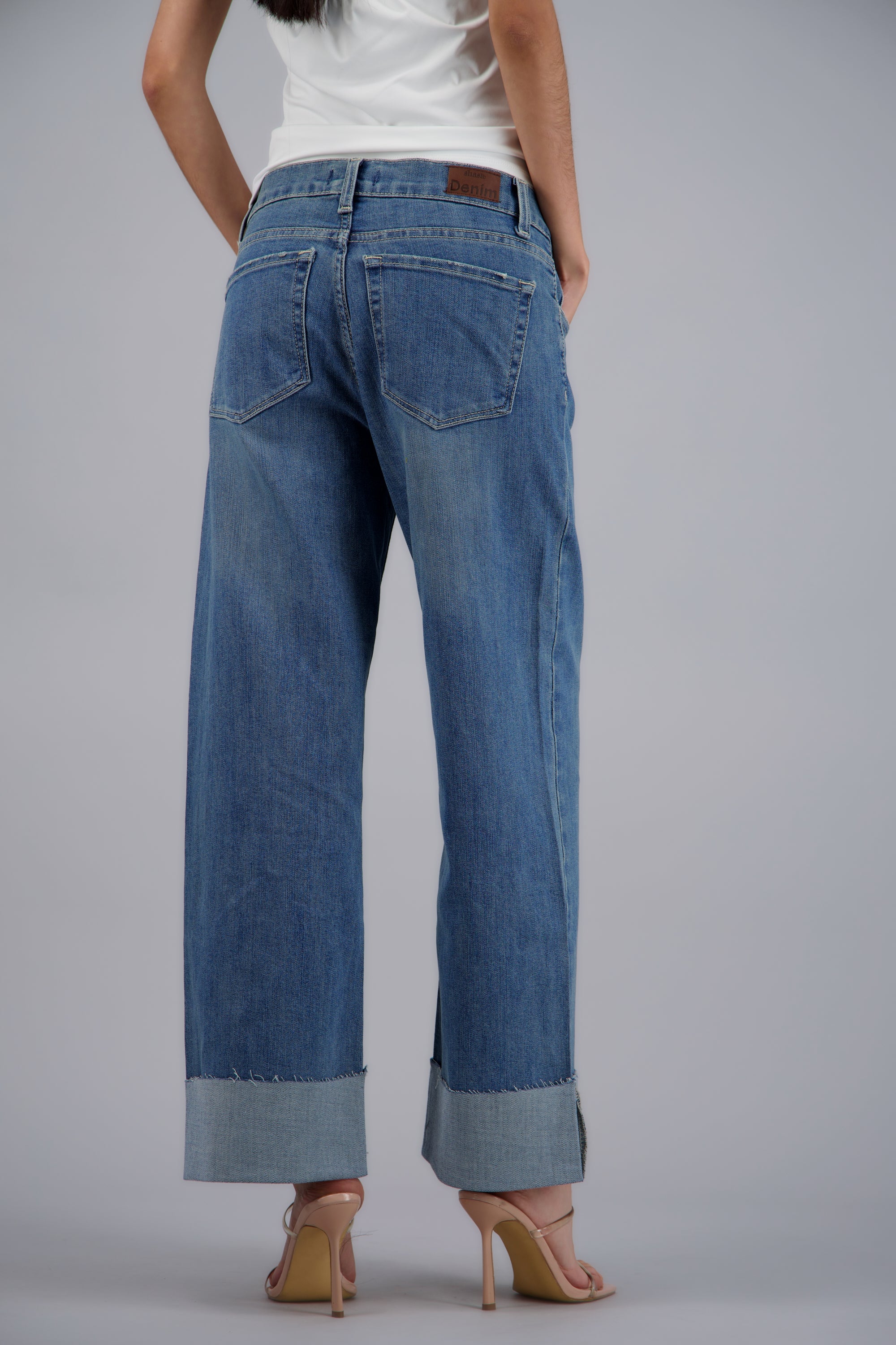 MEDIUM WASH