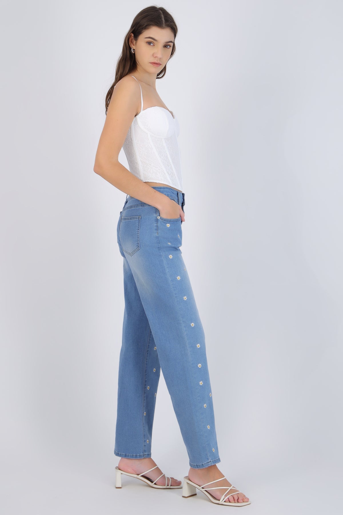 Straight jeans with mini embroidered flowers