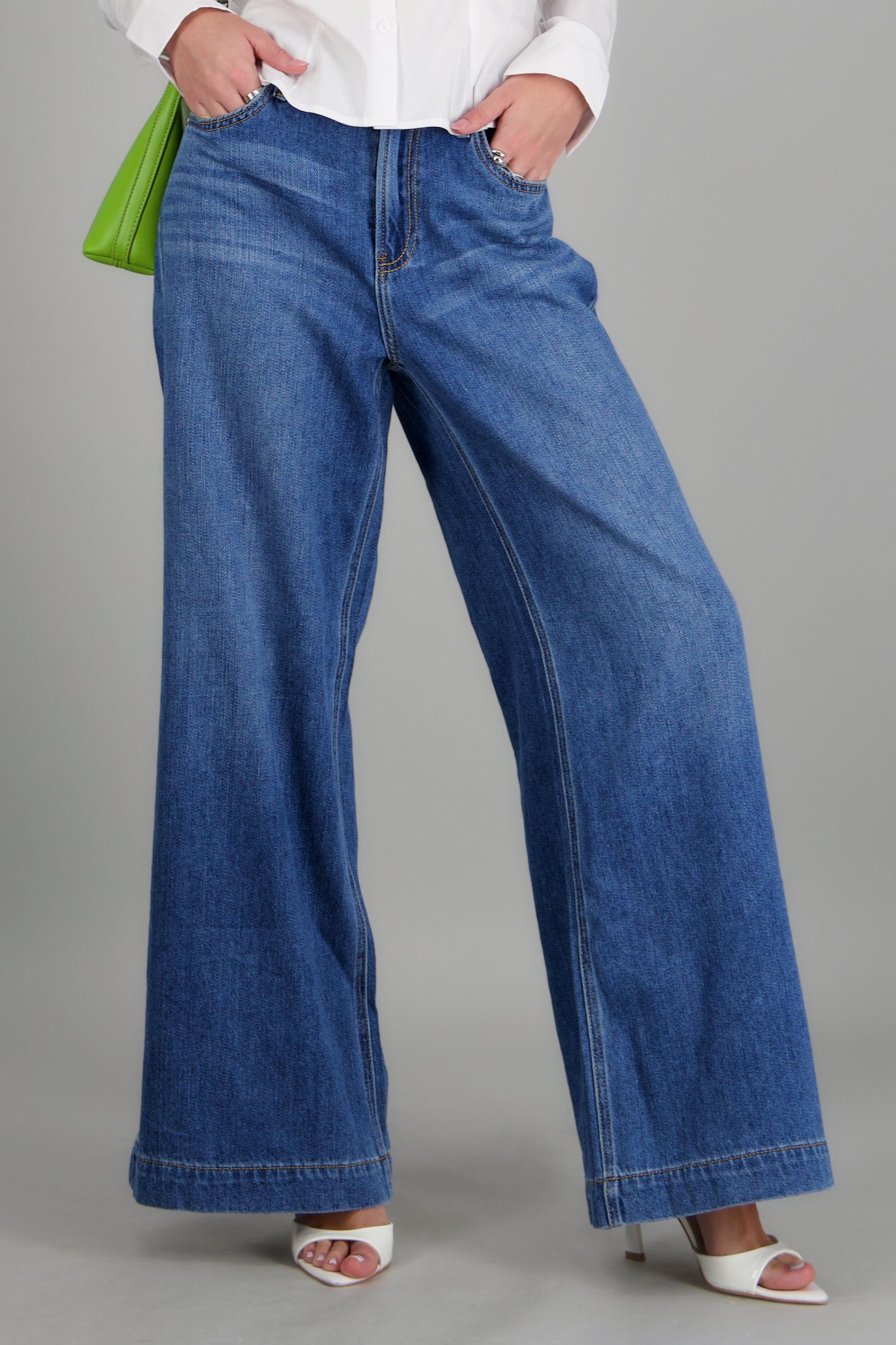 MEDIUM WASH