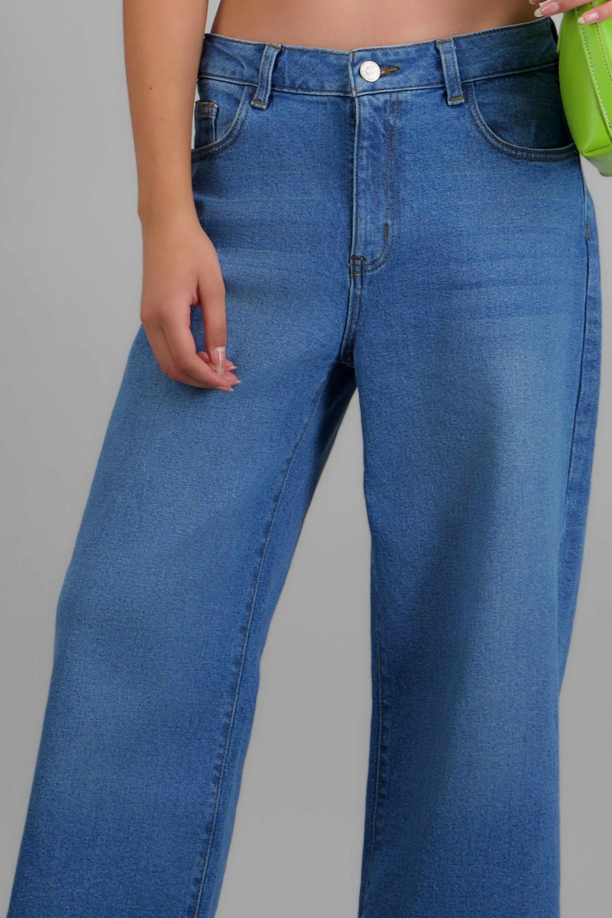 MEDIUM WASH
