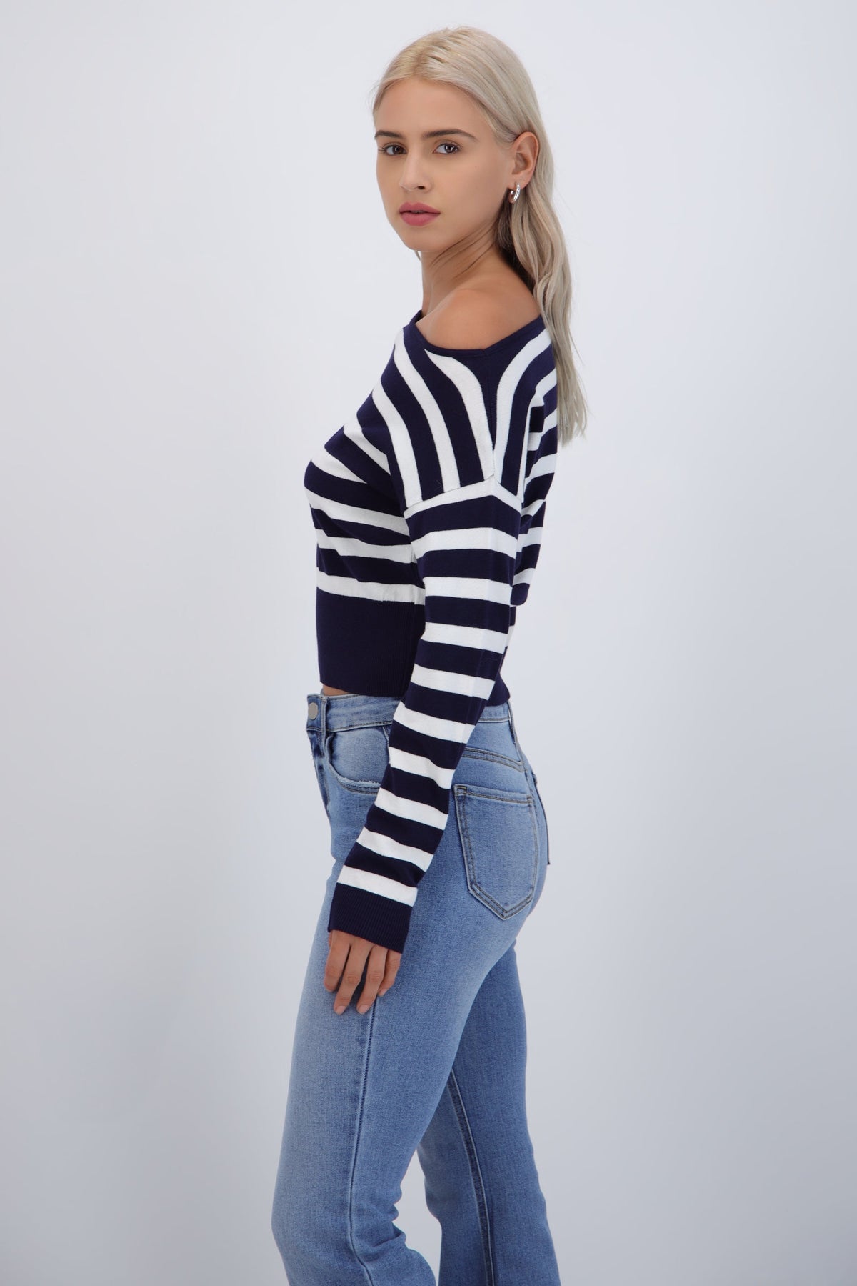Suéter ligero rayas off shoulder
